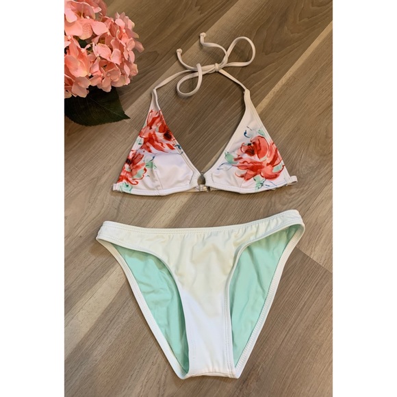 GUESS | beautiful floral bikini top and bottoms - Picture 3 of 13